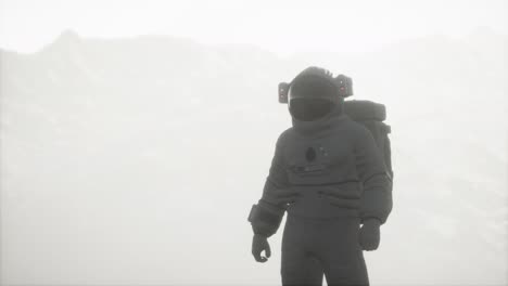 Astronaut-Auf-Einem-Anderen-Planeten-Mit-Staub-Und-Nebel